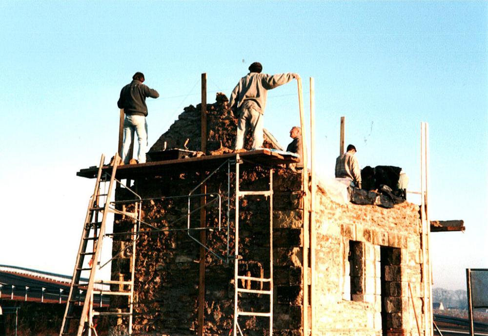 Reconstruction de la choquette de vigne par les Compagnons du Devoir, en 1997