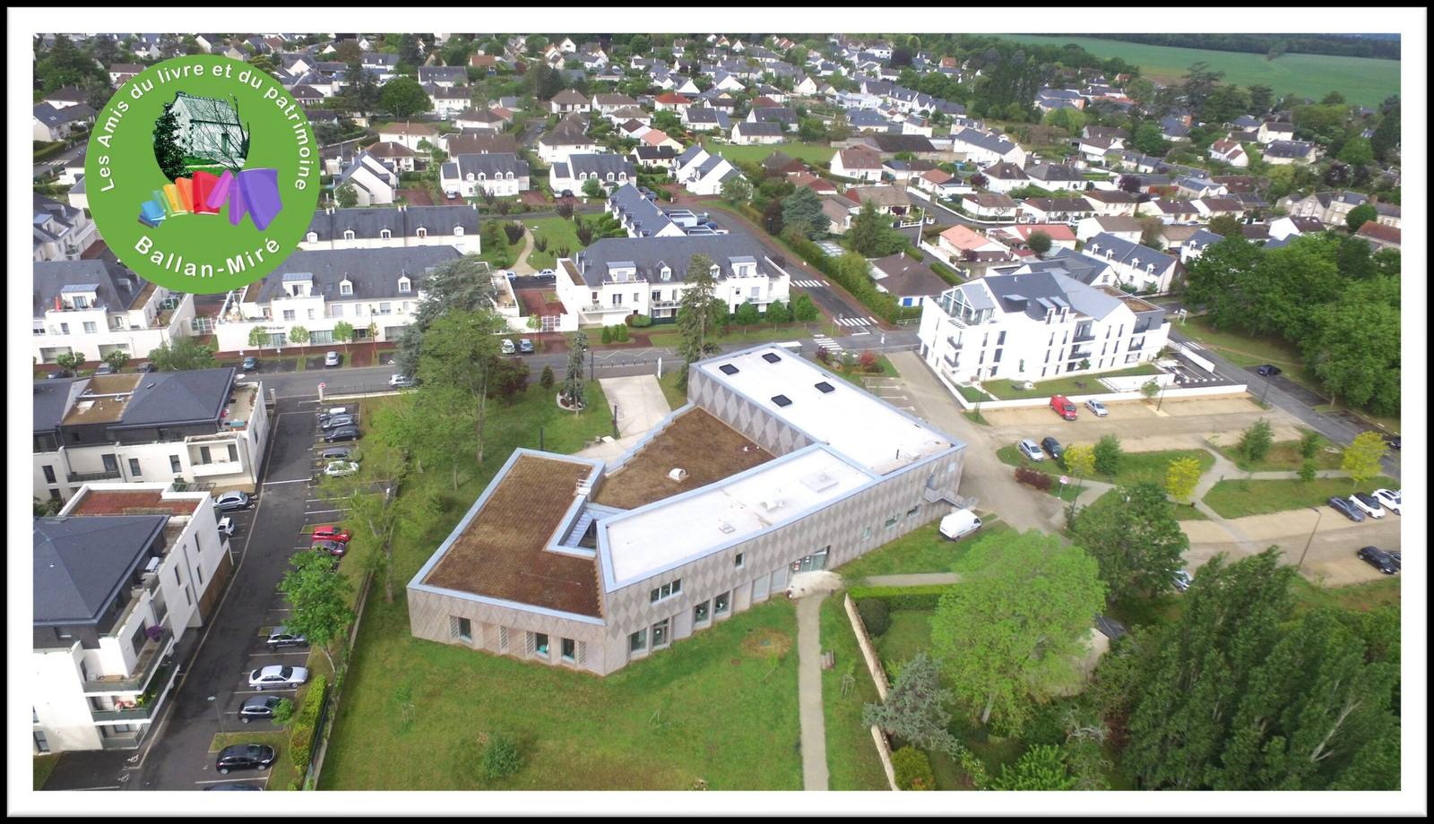 Vue aérienne du bourg de Ballan-Miré et de la Médiathèque